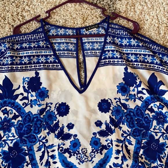 Venus flowy top - Picture 2 of 8